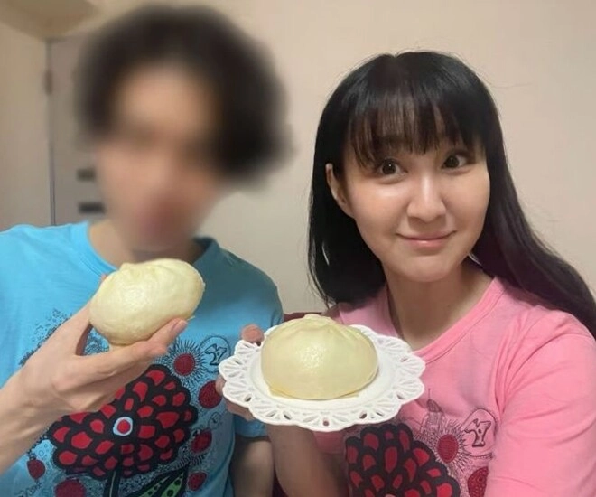 Chàng trai 31 tuổi cưới vợ u70 hơn cả tuổi mẹ mình nhưng nhan sắc người vợ mới thực sự ngỡ ngàng - 1