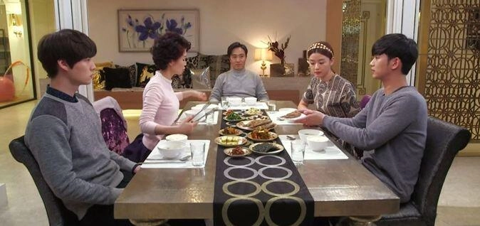 Chị dâu chồng gửi thùng quà về biếu nhân dịp tết trung thu thấy thứ giấu dưới đáy thùng tôi nghẹn đắng - 1