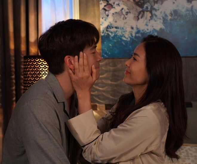 Chồng cũ đến thăm con tôi mời anh ở lại ăn tối thấy cảnh trong phòng tắm tôi liền lao vào ôm anh - 1