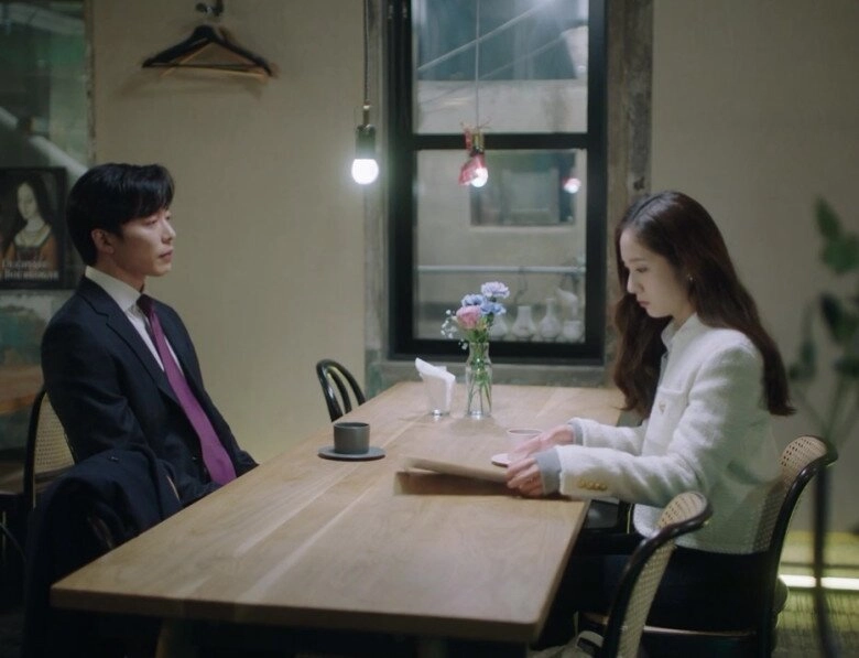 Chồng cũ đưa con trai 6 tuổi đi du lịch về con đưa tôi sổ tiết kiệm 2 tỷ và nói 5 từ - 2