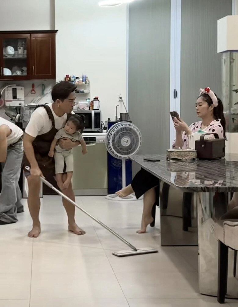 Chồng thanh trúc đi làm về ngồi giặt quần áo cho vợ làm bố bỉm bế bồng con gái vẫn chăm làm việc nhà - 2