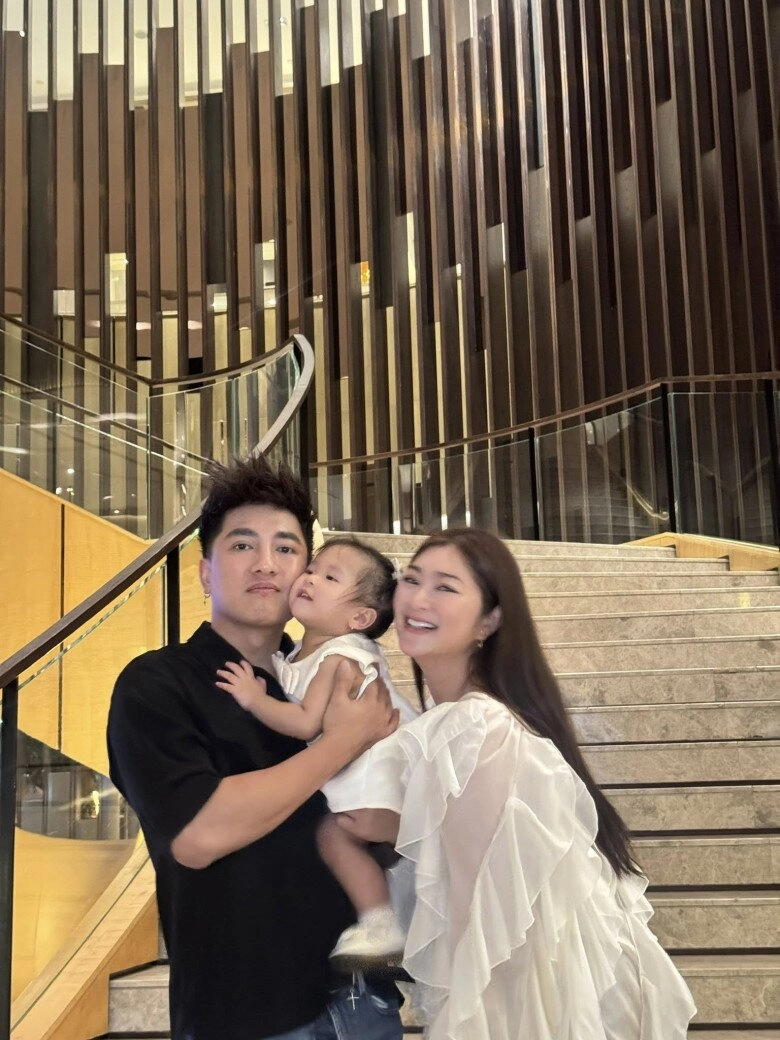 Chồng thanh trúc đi làm về ngồi giặt quần áo cho vợ làm bố bỉm bế bồng con gái vẫn chăm làm việc nhà - 5