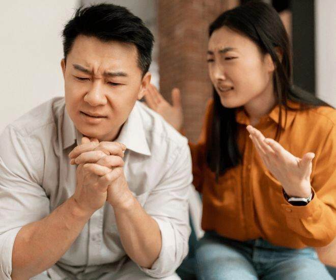 Chuẩn bị bỏ chồng thì tôi bị gãy chân bóng đen lúc nửa đêm bước vào phòng khiến tôi quyết định xé đơn - 1