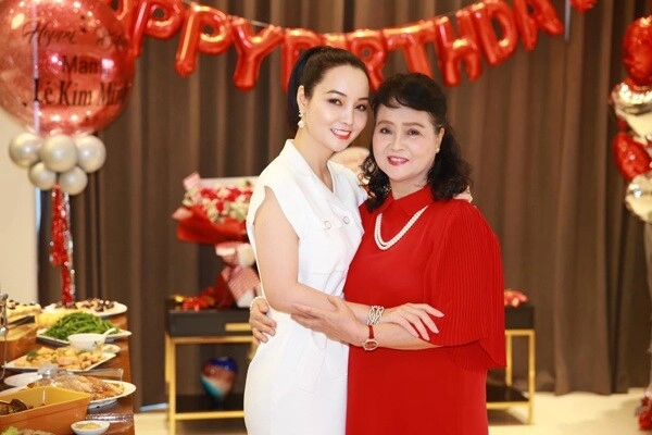 cô trúc mai thu huyền khoe ảnh gia đình mẹ ruột thời trẻ xinh như mộng hai con gái đều thừa hưởng gen cực phẩm - 5