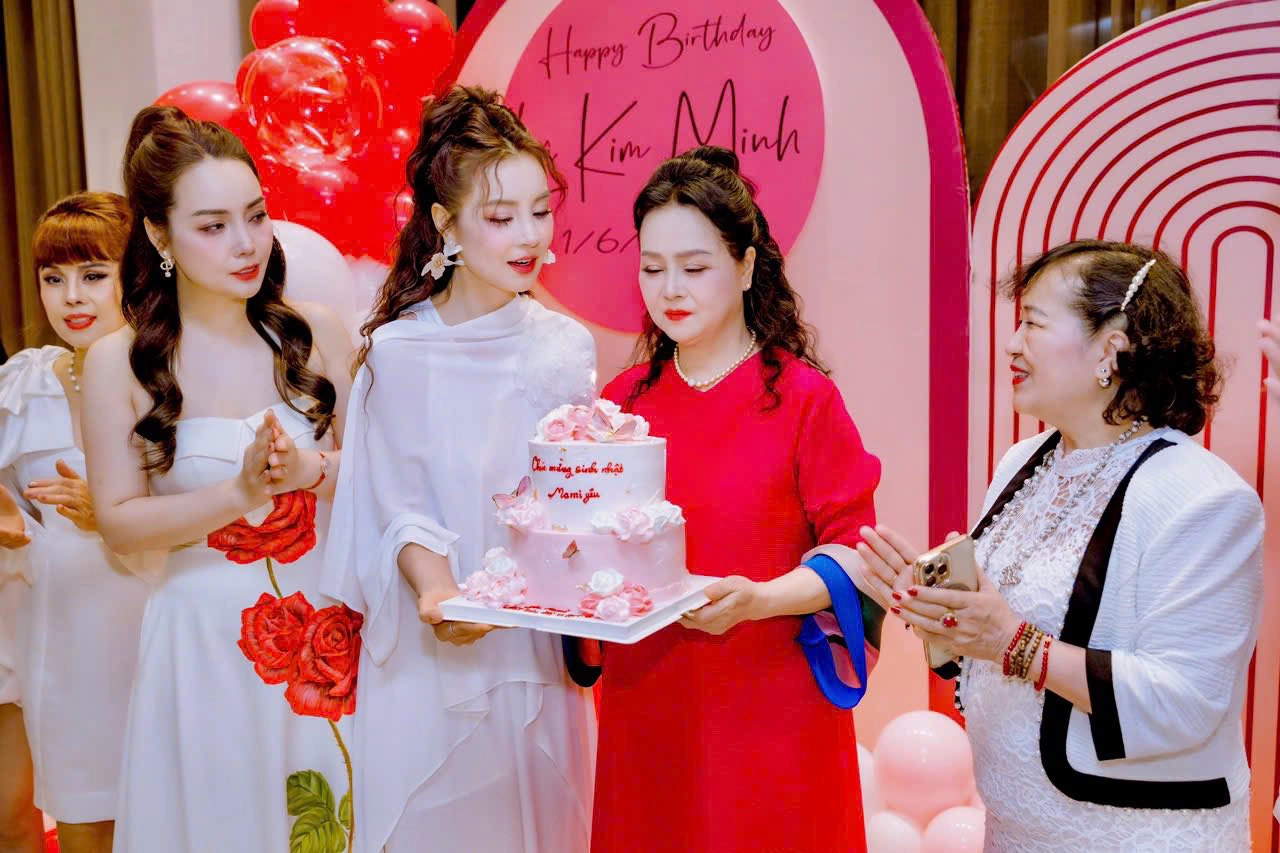 cô trúc mai thu huyền khoe ảnh gia đình mẹ ruột thời trẻ xinh như mộng hai con gái đều thừa hưởng gen cực phẩm - 6