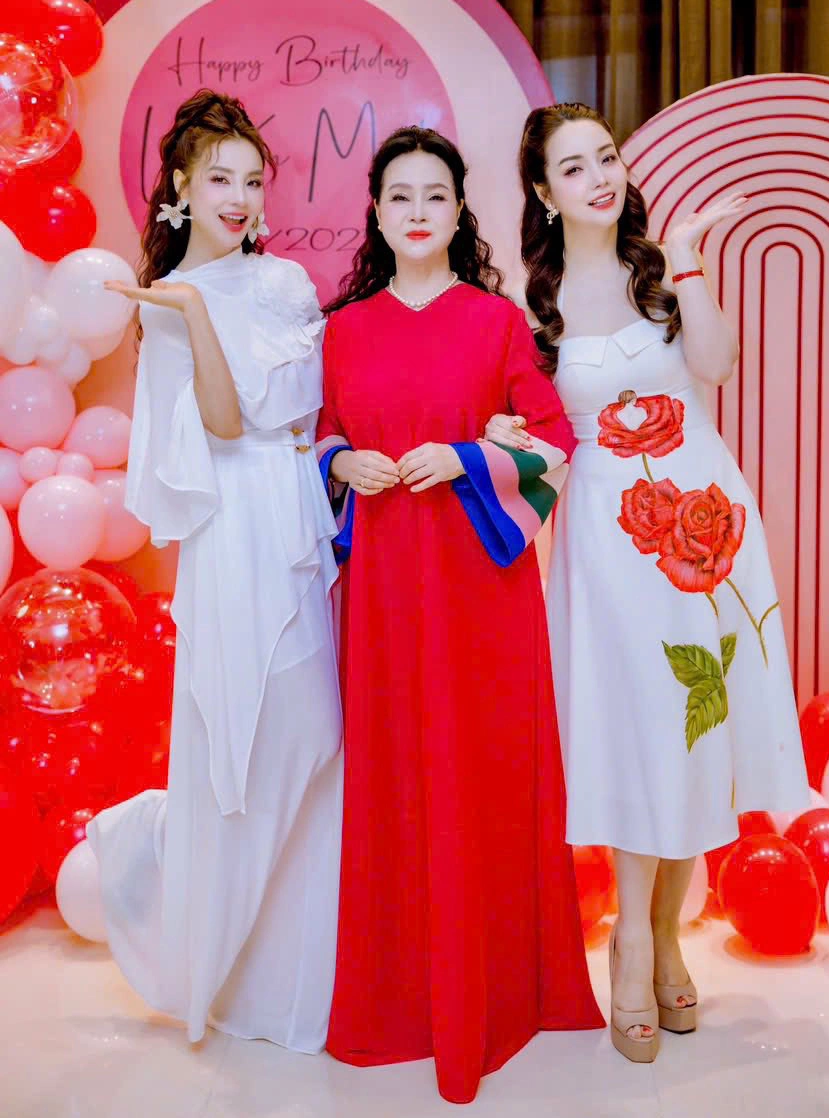 cô trúc mai thu huyền khoe ảnh gia đình mẹ ruột thời trẻ xinh như mộng hai con gái đều thừa hưởng gen cực phẩm - 13