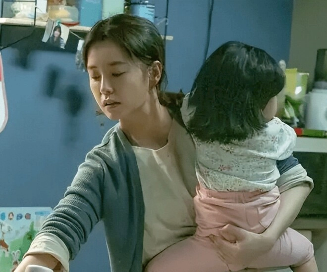 Con gái 3 tuổi ngủ với ông nội không bao giờ quấy khóc đêm đó tôi hé cửa xem rồi sững sờ - 1