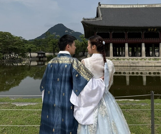 Con gái đỗ mỹ linh cười tít mắt khi xuất ngoại cùng bố mẹ thiếu gia đỗ vinh quang bị vợ và anh trai bóc phốt - 1