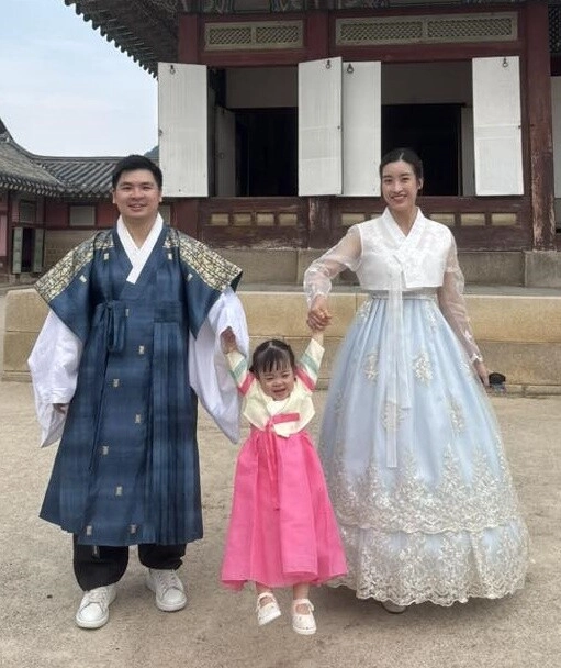 Con gái đỗ mỹ linh cười tít mắt khi xuất ngoại cùng bố mẹ thiếu gia đỗ vinh quang bị vợ và anh trai bóc phốt - 2