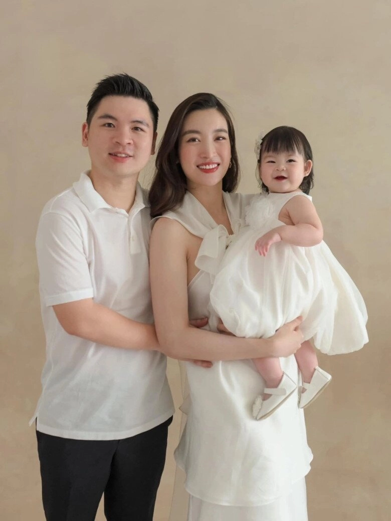 Con gái đỗ mỹ linh cười tít mắt khi xuất ngoại cùng bố mẹ thiếu gia đỗ vinh quang bị vợ và anh trai bóc phốt - 4