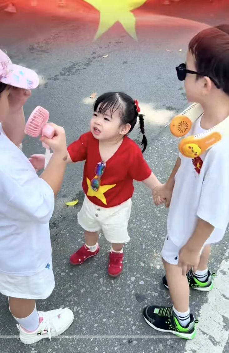 Con gái đỗ mỹ linh cười tít mắt khi xuất ngoại cùng bố mẹ thiếu gia đỗ vinh quang bị vợ và anh trai bóc phốt - 6