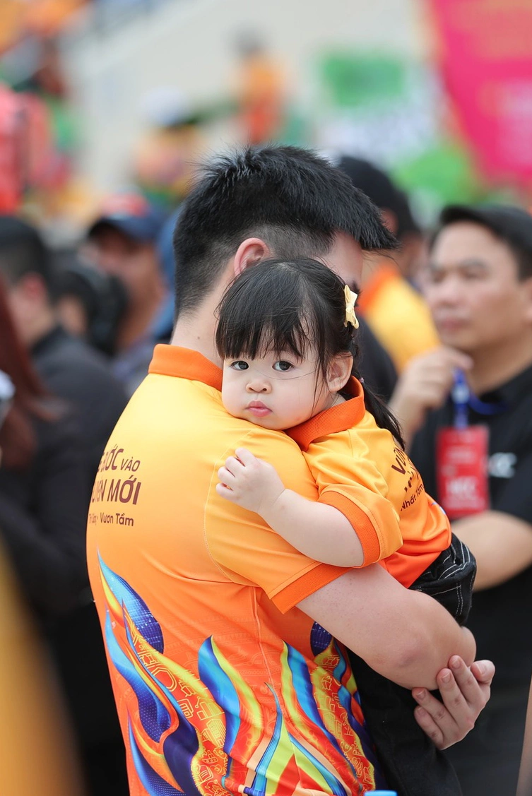 Con gái đỗ mỹ linh cười tít mắt khi xuất ngoại cùng bố mẹ thiếu gia đỗ vinh quang bị vợ và anh trai bóc phốt - 9