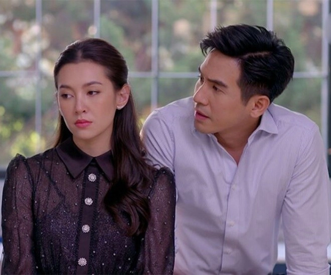 Con trai đưa cho một thẻ ngân hàng kiểm tra tiền bên trong tôi vội quỳ xuống trước chồng cũ - 1