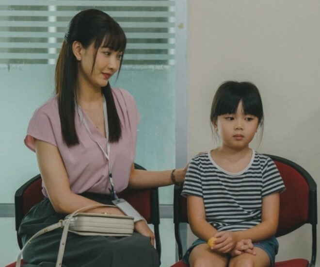 Cùng chồng cũ đưa con gái đi khai giảng thấy màn hình điện thoại của anh sáng lên tôi bật khóc như mưa - 1