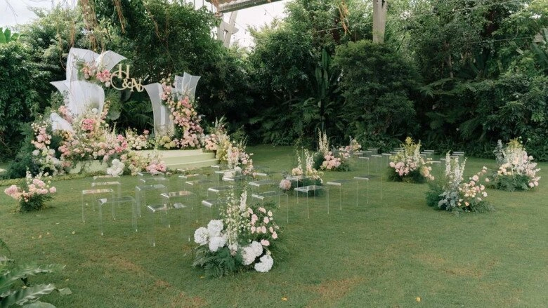 Đám cưới hồ quang hiếu với vợ kém 17 tuổi con trai lên lễ đường cùng bố mẹ chưa tới 100 khách tham dự - 2