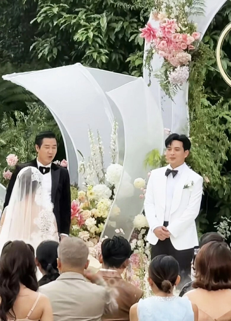 Đám cưới hồ quang hiếu với vợ kém 17 tuổi con trai lên lễ đường cùng bố mẹ chưa tới 100 khách tham dự - 3