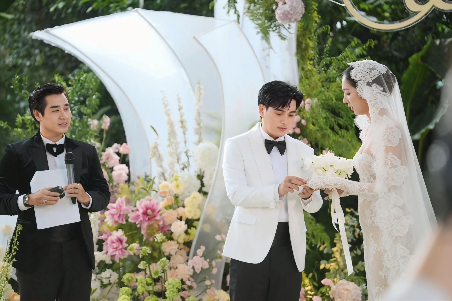 Đám cưới hồ quang hiếu với vợ kém 17 tuổi con trai lên lễ đường cùng bố mẹ chưa tới 100 khách tham dự - 6