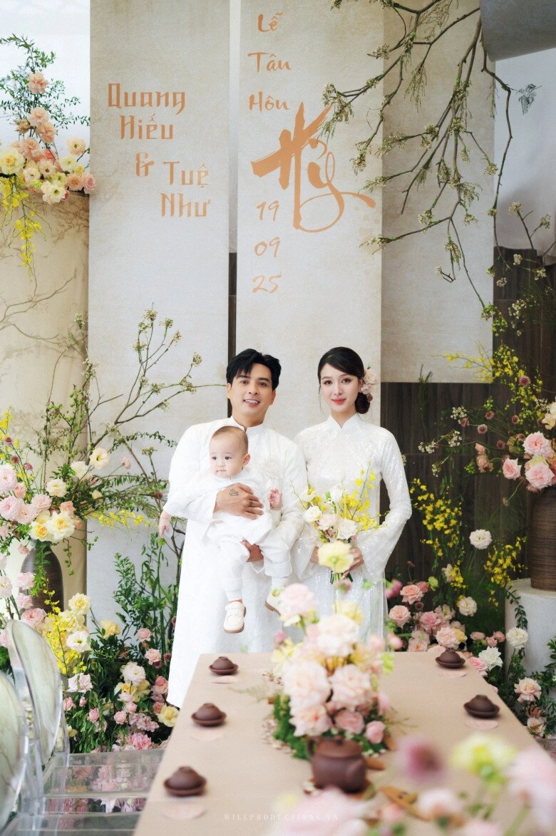 Đám cưới hồ quang hiếu với vợ kém 17 tuổi con trai lên lễ đường cùng bố mẹ chưa tới 100 khách tham dự - 8