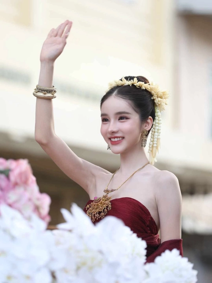 Danh tính cô gái xinh đẹp khiến dân mạng đứng hình trong lễ hội ở thái lan - 1