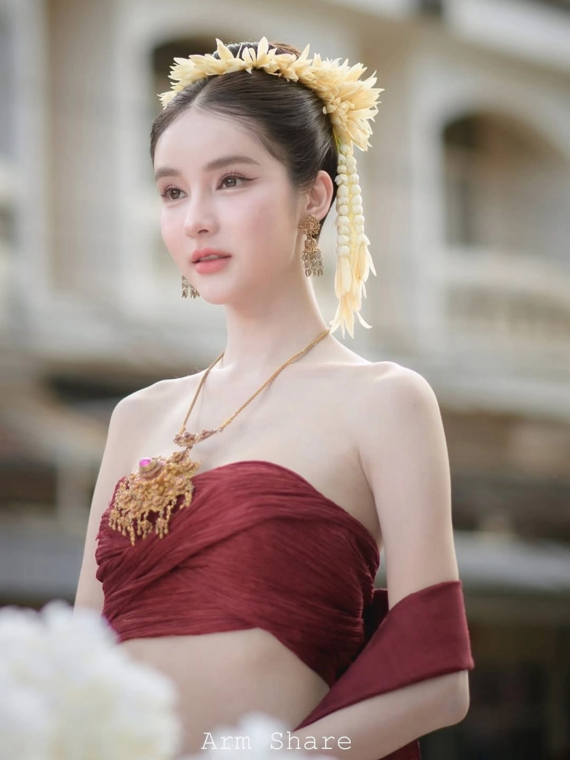 Danh tính cô gái xinh đẹp khiến dân mạng đứng hình trong lễ hội ở thái lan - 2