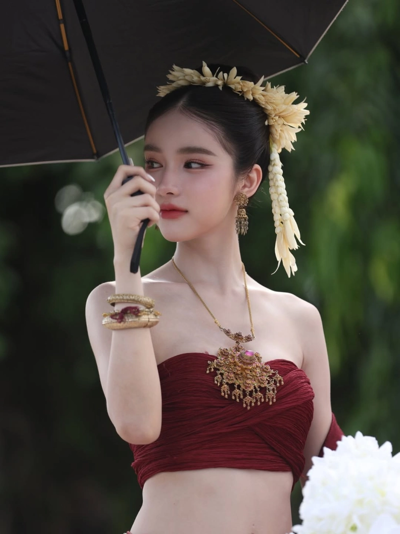 Danh tính cô gái xinh đẹp khiến dân mạng đứng hình trong lễ hội ở thái lan - 3