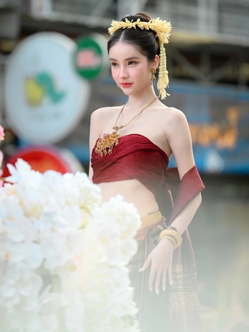 Danh tính cô gái xinh đẹp khiến dân mạng đứng hình trong lễ hội ở thái lan - 4