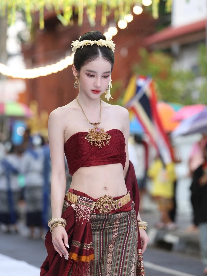 Danh tính cô gái xinh đẹp khiến dân mạng đứng hình trong lễ hội ở thái lan - 5