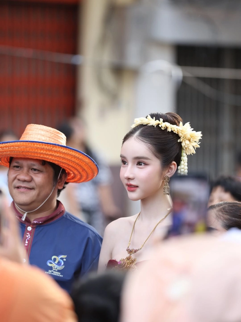 Danh tính cô gái xinh đẹp khiến dân mạng đứng hình trong lễ hội ở thái lan - 6