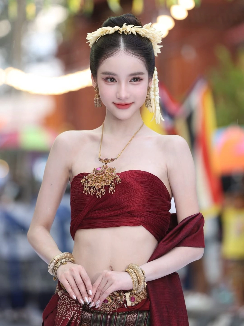 Danh tính cô gái xinh đẹp khiến dân mạng đứng hình trong lễ hội ở thái lan - 7