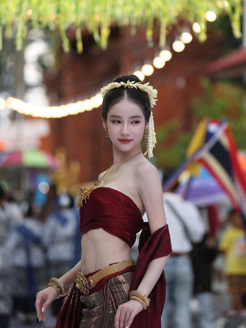 Danh tính cô gái xinh đẹp khiến dân mạng đứng hình trong lễ hội ở thái lan - 8