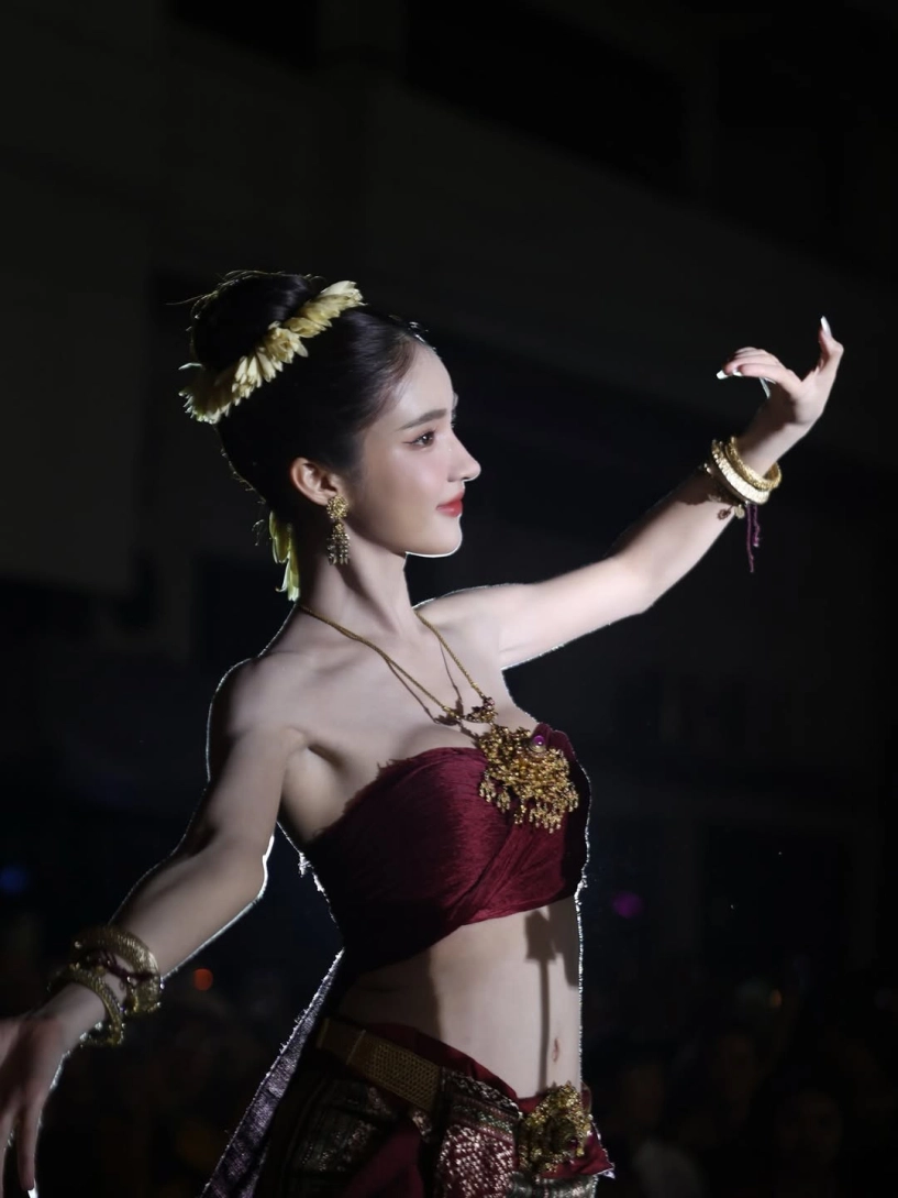 Danh tính cô gái xinh đẹp khiến dân mạng đứng hình trong lễ hội ở thái lan - 9