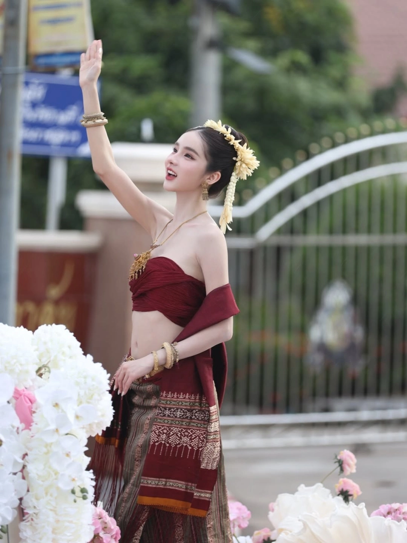 Danh tính cô gái xinh đẹp khiến dân mạng đứng hình trong lễ hội ở thái lan - 10