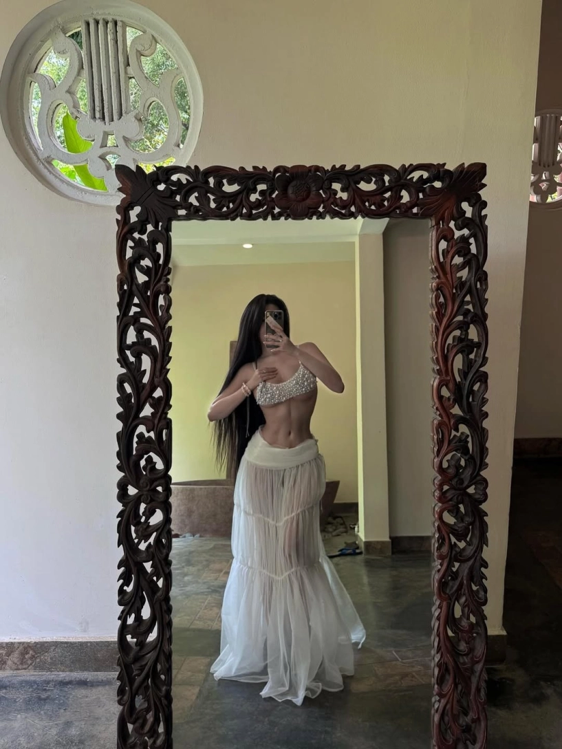 đệ nhất hot girl sài thành diện mốt lộ chân ngực khoe vóc dáng siêu thực - 1