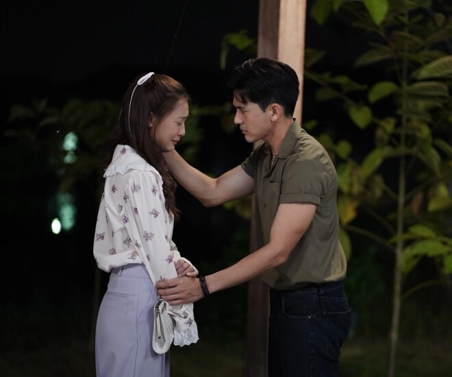 Đêm tân hôn tò mò mở hộp quà vợ cũ tặng tôi nghẹn ngào rơi nước mắt - 1