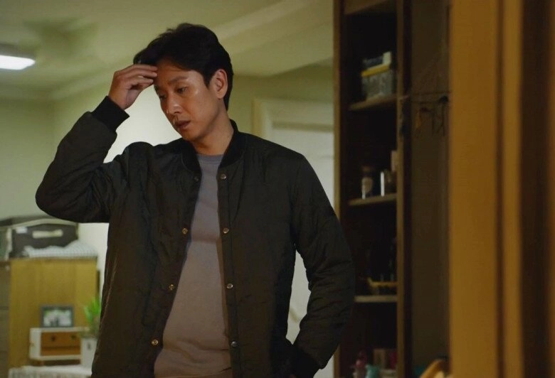 Đến nhà vợ cũ thăm con sau nửa năm ly hôn thấy cảnh trong phòng ngủ mà mắt tôi đỏ hoe - 2