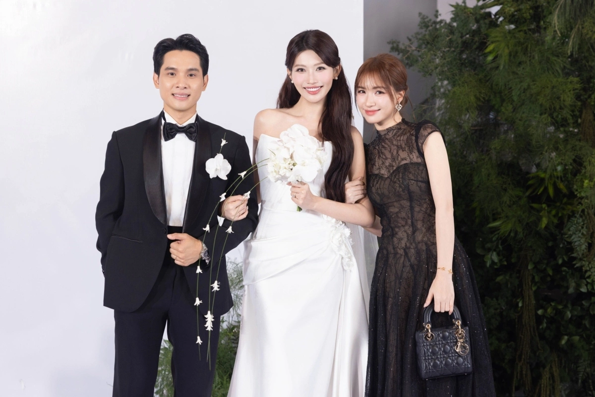 Đi ăn cưới cả showbiz hòa minzy chỉ mặc đúng 2 màu đẹp nổi bật mà không lấn lướt cô dâu đạt 100 điểm tinh tế - 1