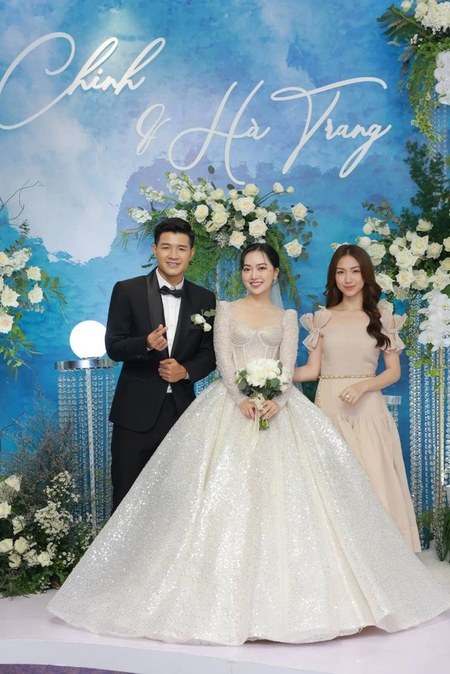 Đi ăn cưới cả showbiz hòa minzy chỉ mặc đúng 2 màu đẹp nổi bật mà không lấn lướt cô dâu đạt 100 điểm tinh tế - 10