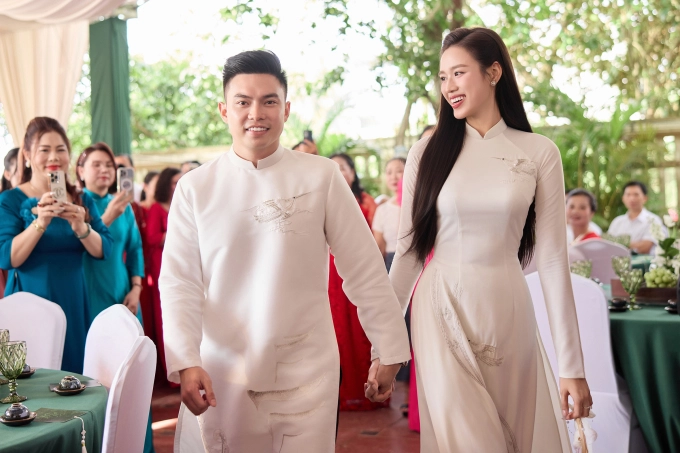 Đỗ thị hà được khen khéo chọn giày để không cao lấn át chồng - 1