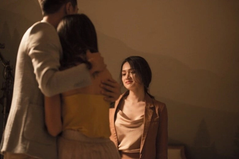 Đưa mẹ chồng đi du lịch thấy một cảnh trên bãi biển lúc về bà liền chuyển hết tài sản cho tôi - 2