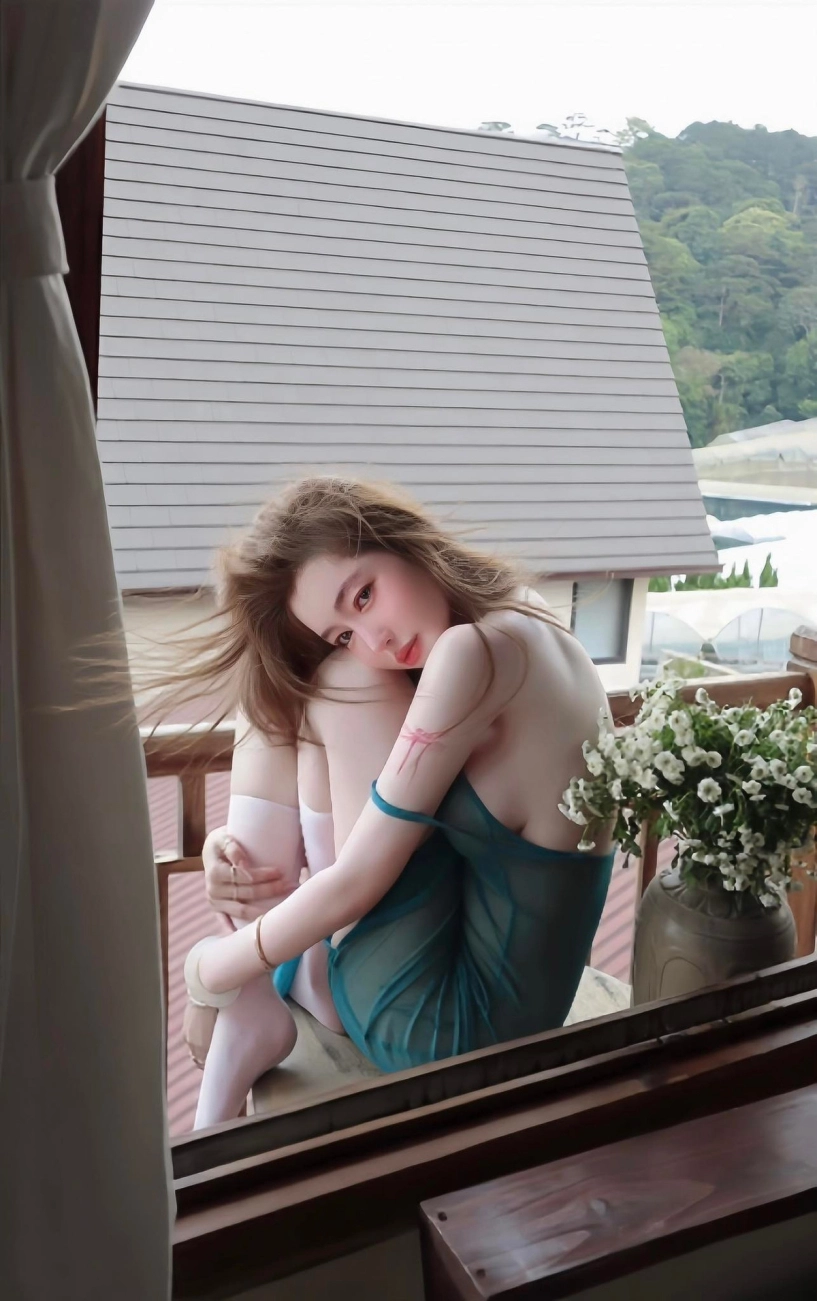 Elly trần diện váy xuyên thấu khẳng định sức hút chưa bao giờ giảm nhiệt - 6