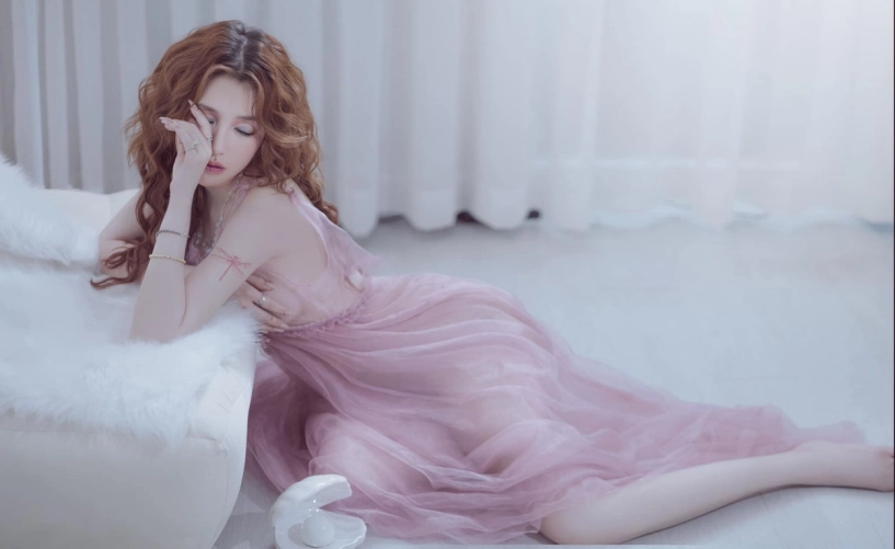 Elly trần diện váy xuyên thấu khẳng định sức hút chưa bao giờ giảm nhiệt - 10