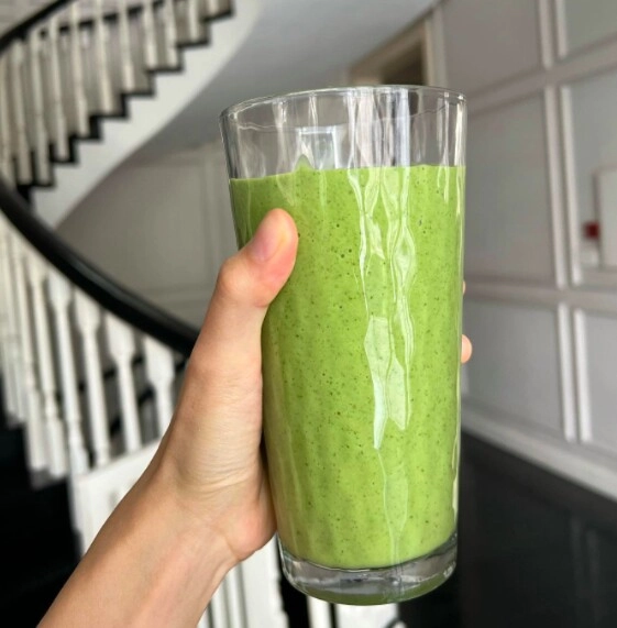 Gái việt lấy con trai tỷ phú sinh tù tì 3 con vẫn đẹp mê uống 3 loại nước xanh lè có cái còn là kem chống nắng tự nhiên - 3