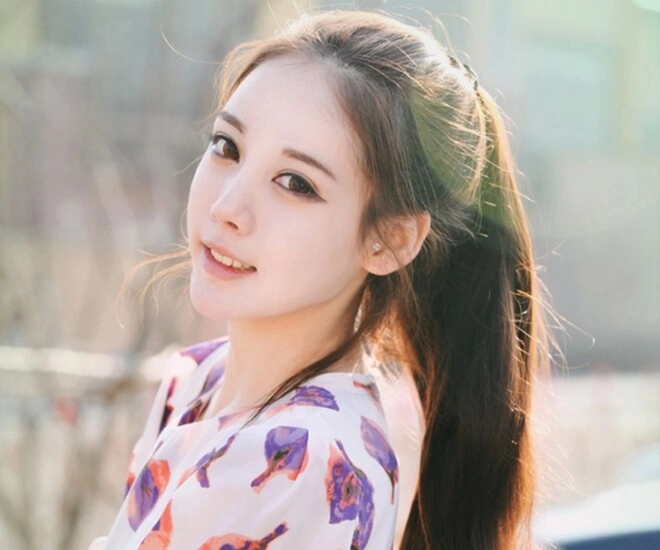 Gội đầu không đúng cách có thể khiến tóc bạc mọc nhiều hơn nhiều người mắc phải những sai lầm này mỗi ngày - 1