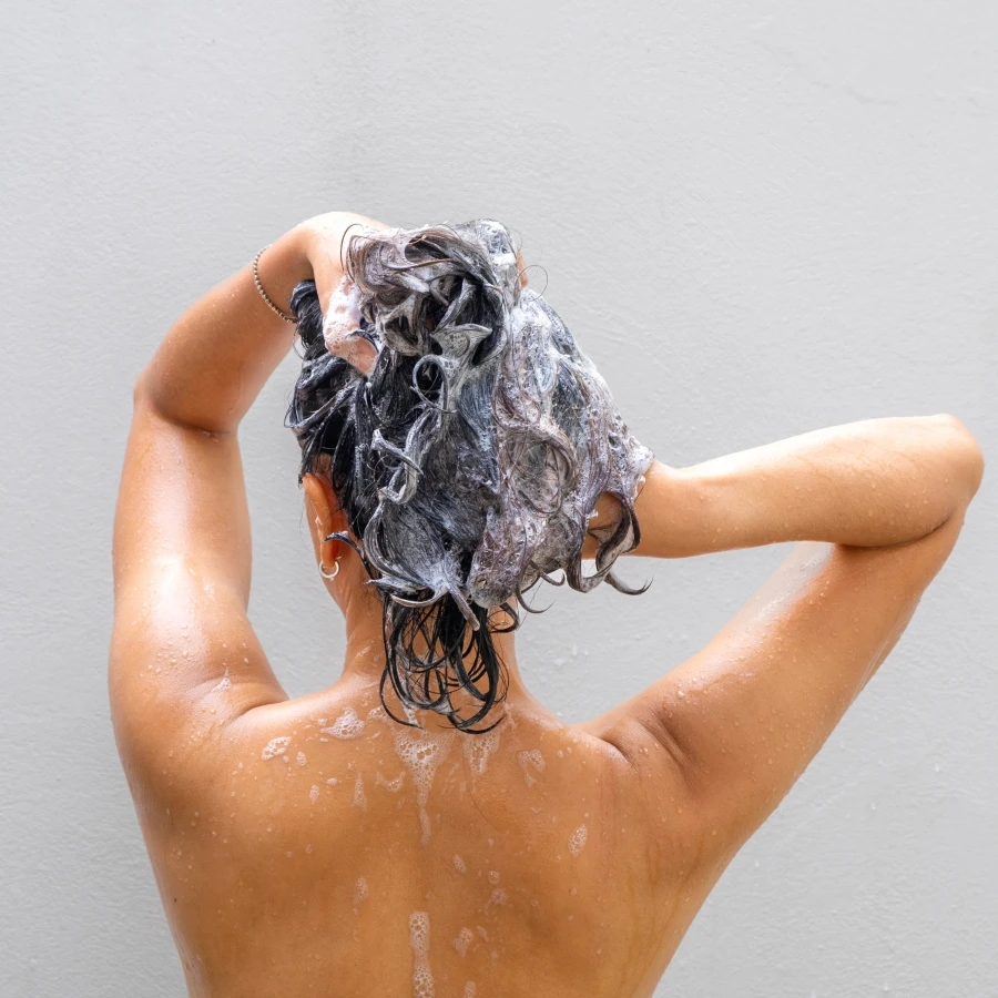 Gội đầu không đúng cách có thể khiến tóc bạc mọc nhiều hơn nhiều người mắc phải những sai lầm này mỗi ngày - 4