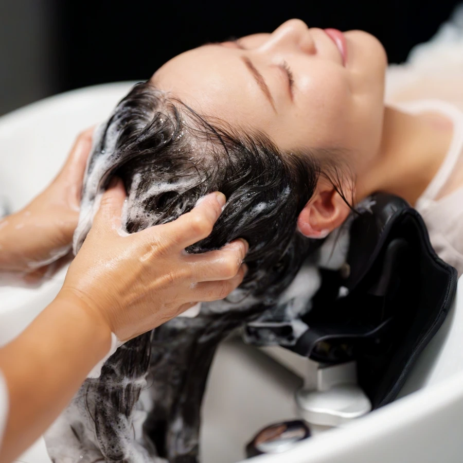 Gội đầu không đúng cách có thể khiến tóc bạc mọc nhiều hơn nhiều người mắc phải những sai lầm này mỗi ngày - 5