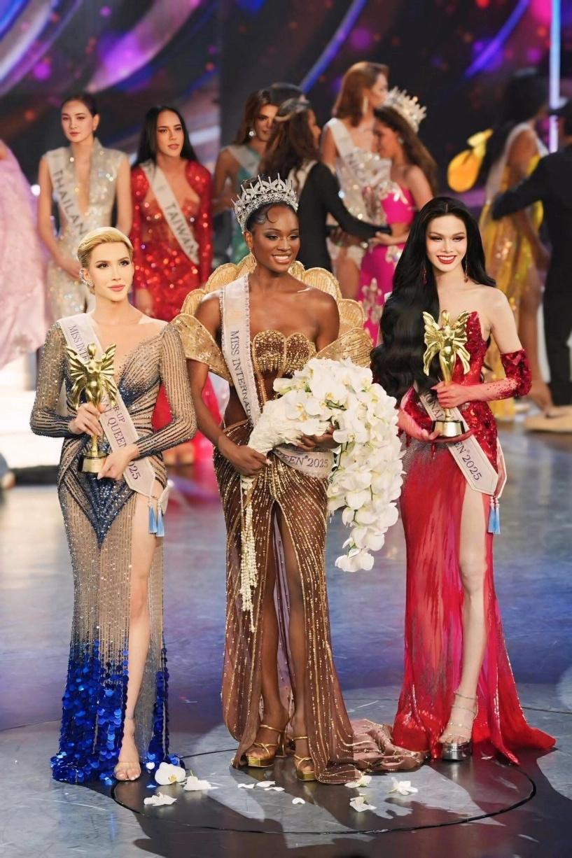 Hà tâm như trở thành á hậu chuyển giới quốc tế 2025 dân mạng khen người phiên dịch gánh còng lưng - 2