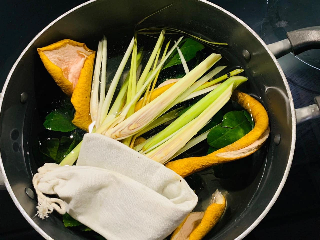 Hai hoa hậu việt sở hữu mái tóc đen bóng mượt như suối nhờ thứ nước rẻ bèo ai cũng có thể làm được - 5