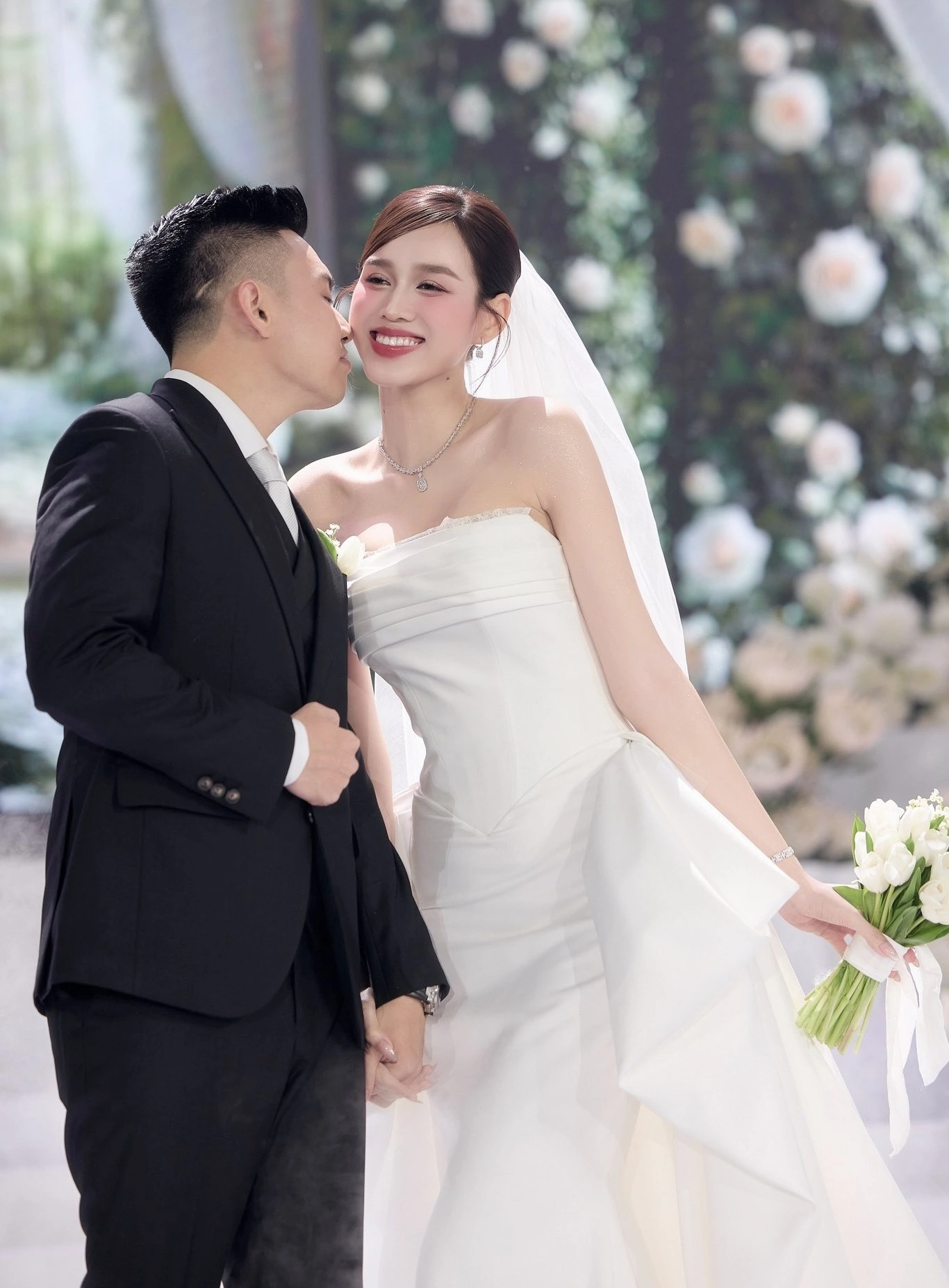 Hai nàng dâu hào môn tháng 10 đỗ thị hà và chế nguyễn quỳnh châu mỗi người một vẻ nhưng có một điểm chung - 2