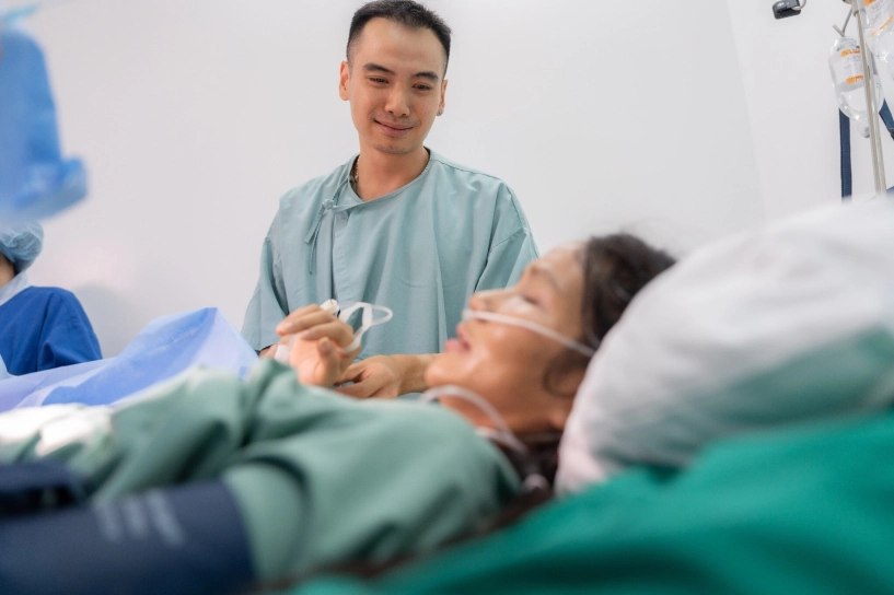 Hoa hậu hhen niê sinh con đầu lòng chồng nhiếp ảnh gia khóc khi vợ vượt cạn em bé chào đời trông cực yêu - 2