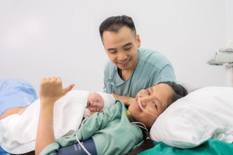 Hoa hậu hhen niê sinh con đầu lòng chồng nhiếp ảnh gia khóc khi vợ vượt cạn em bé chào đời trông cực yêu - 4